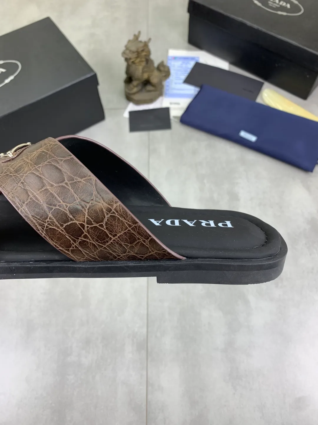 Men's shoes 💰P320💰【New style】🎁🎁🎁 PRADA Prada's new casual slippers, original official website 1:1, perfect workmanship, conveying a kind of noble luxury, sublimating its definition of luxury in Prada's high-end extraordinary craftsmanship. Original combination outsole, size: 39-46 colors 🉑️ to choose from